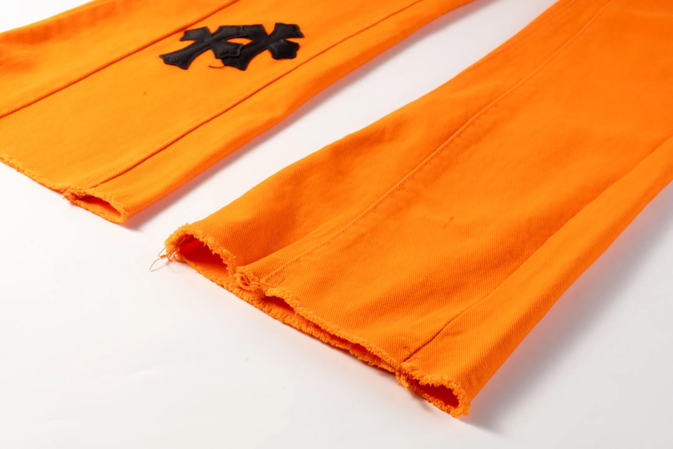P240 Chrome Hearts/CH Chrome Hearts Virgil co-branded limited edition orange black leather cowboy bootcut jeans (orange) Chrome Hearts co-branded jeans are really amazing! 🔥 As a jeans lover, I am amazed by its workmanship and details! Same style for men and women, must-have Cow King Style No.: 1707# Color: Orange Size: 28 30 32 34 (S-XL)
